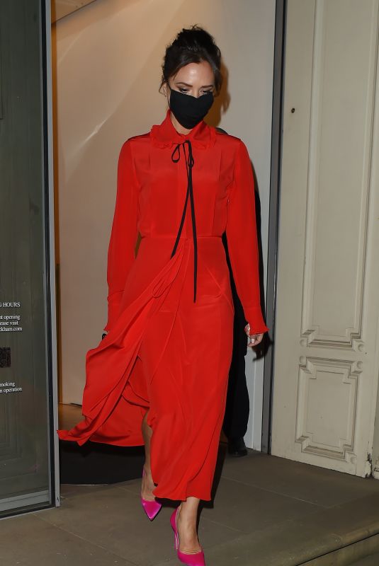VICTORIA BECKHAM Leaves Her Shop on Dover Street in London 12/07/2020