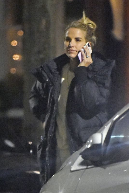 VOGUE WILLIAMS Out House Hunting in London 12/10/2020