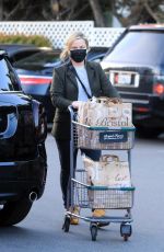 AMY POEHLER Shopping at Bristol Farms in Los Angeles 01/26/2021