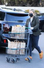 AMY POEHLER Shopping at Bristol Farms in Los Angeles 01/26/2021