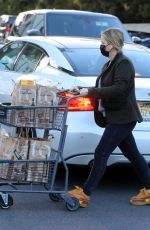 AMY POEHLER Shopping at Bristol Farms in Los Angeles 01/26/2021