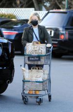 AMY POEHLER Shopping at Bristol Farms in Los Angeles 01/26/2021