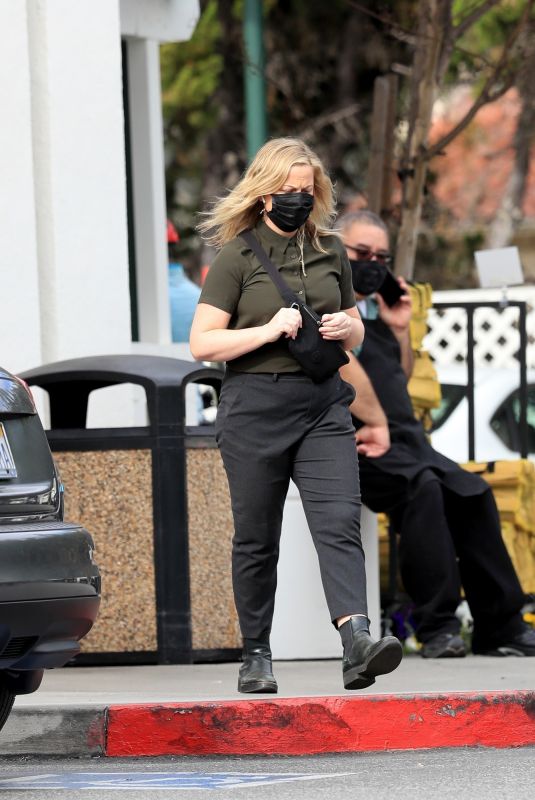 AMY POEHLER Shopping at Bristol Farms in West Hollywood 01/10/2021