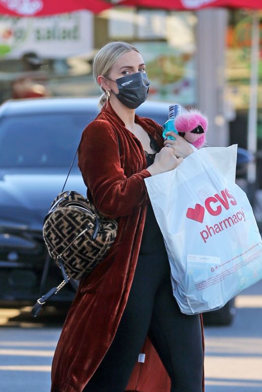 ASHLEE SIMPSON Shopping at CVS in Los Angeles 01/14/2021