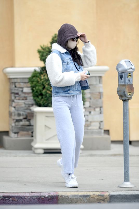 EIZA GONZALEZ Leaves a Clinic in Los Angeles 01/23/2021
