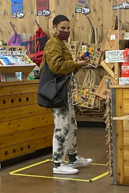 GOAPELE Shopping at Trader Joe