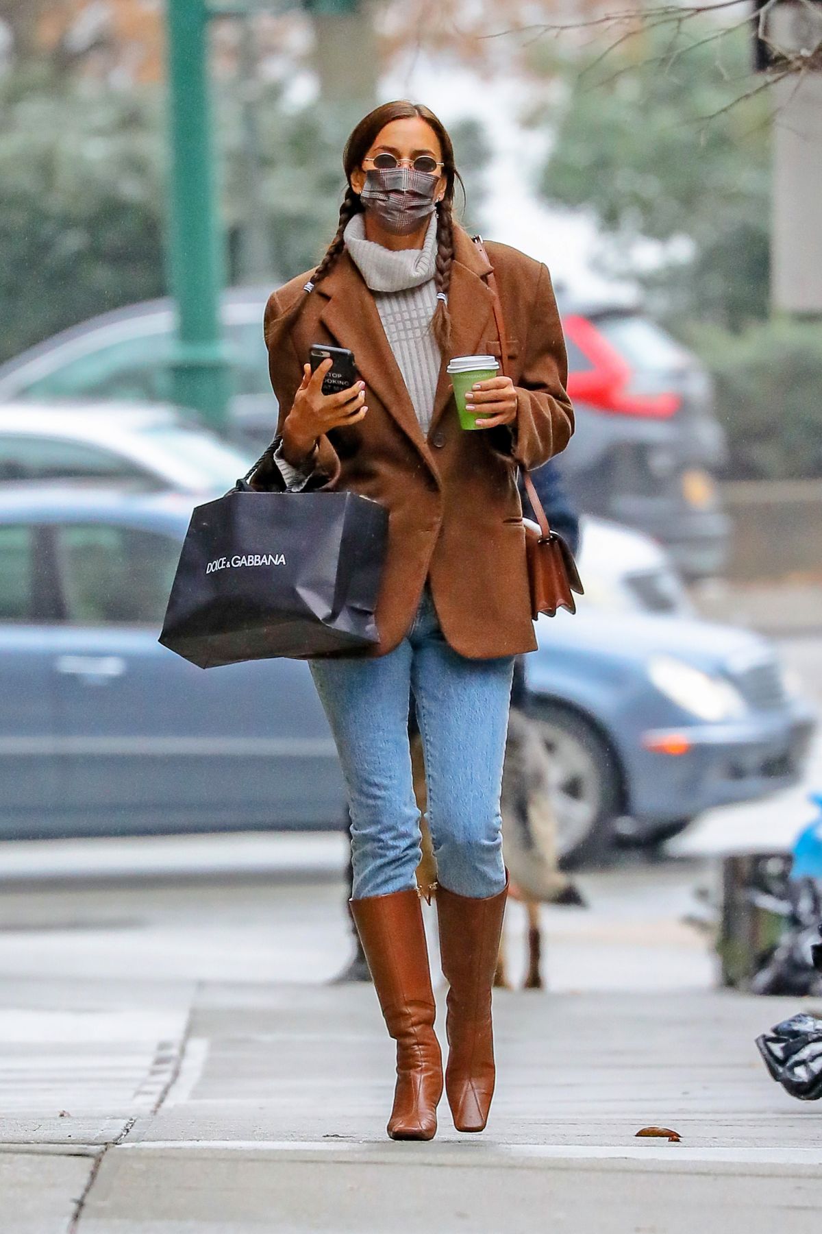 irina-shayk-out-and-about-in-new-york-01-26-2021-0.jpg