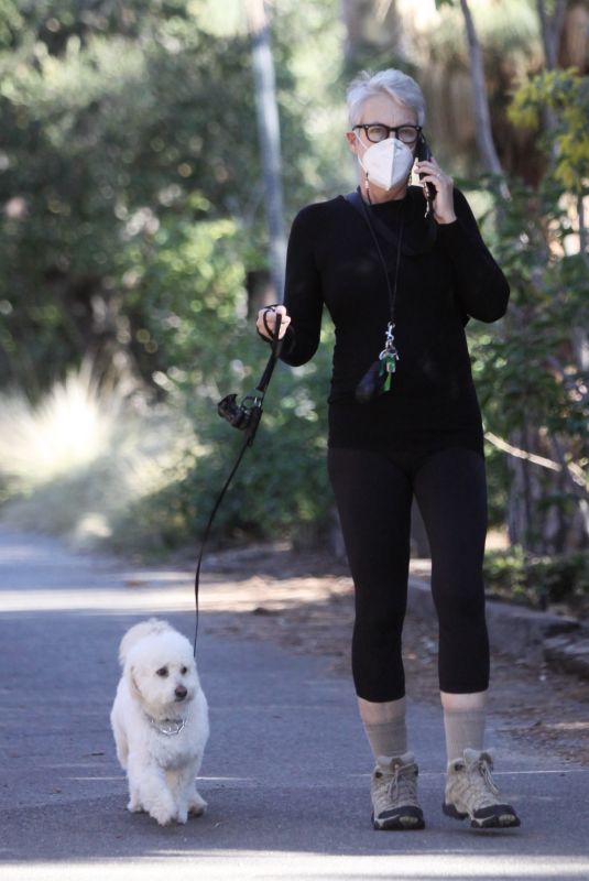 JAMIE LEE CURTIS Out with Her Dog in Santa Monica 01/21/2021