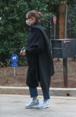 JENNIFER GARNER Checks Her New House Construction in Brentwood 01/28/2021