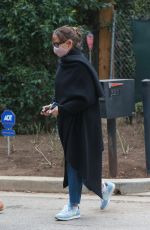 JENNIFER GARNER Checks Her New House Construction in Brentwood 01/28/2021