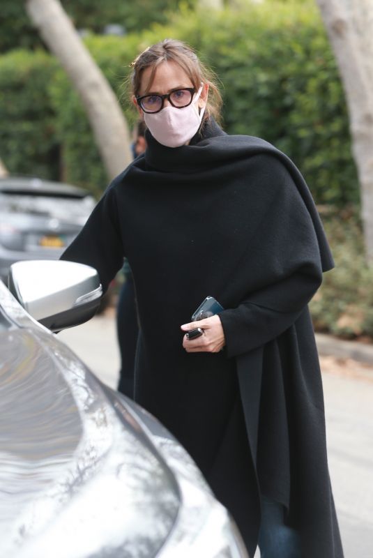 JENNIFER GARNER Checks Her New House Construction in Brentwood 01/28/2021