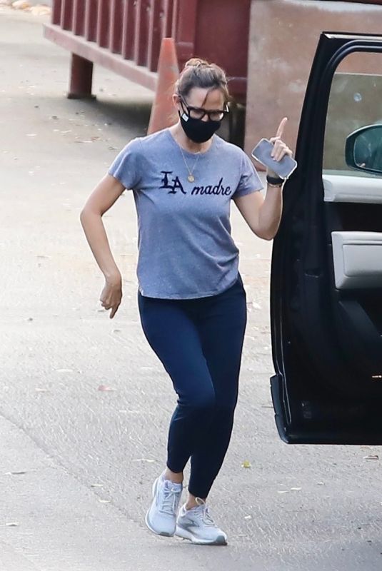 JENNIFER GARNER Out Dancing on the Street in Brentwood 01/22/2021