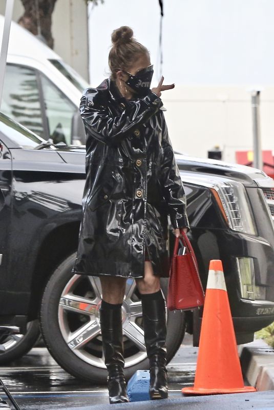 JENNIFER LOPEZ Arrives at a Photoshoot in Paramount 01/29/2021