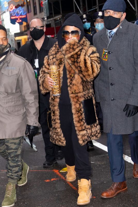 JENNIFER LOPEZ Arrives for Her New Years Eve Performance Rehersal at Times Square 12/31/2020