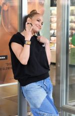 JENNIFER LOPEZ Shopping in Miami 01/15/2021