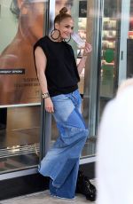JENNIFER LOPEZ Shopping in Miami 01/15/2021