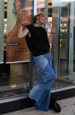 JENNIFER LOPEZ Shopping in Miami 01/15/2021