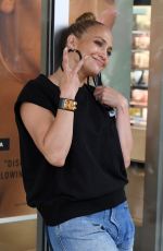 JENNIFER LOPEZ Shopping in Miami 01/15/2021