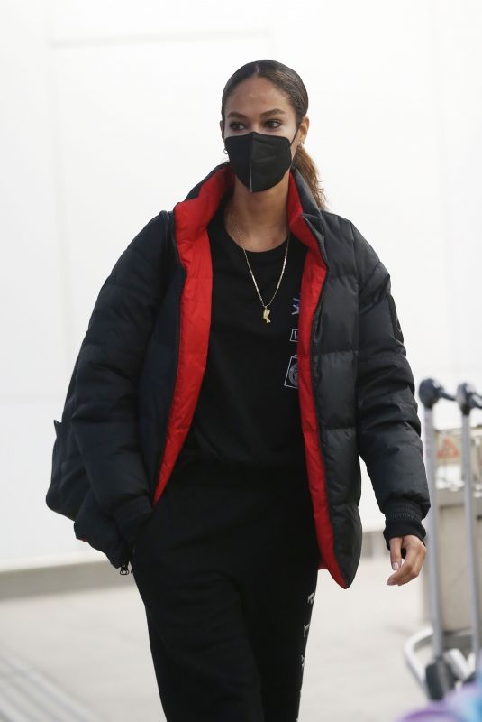 JOAN SMALLS Wearing a Mask at Milan Airport 01/23/2021