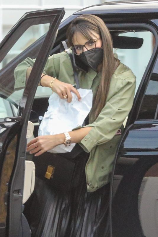 JORDANA BREWSTER at Brentwood Country Mart 01/27/2021