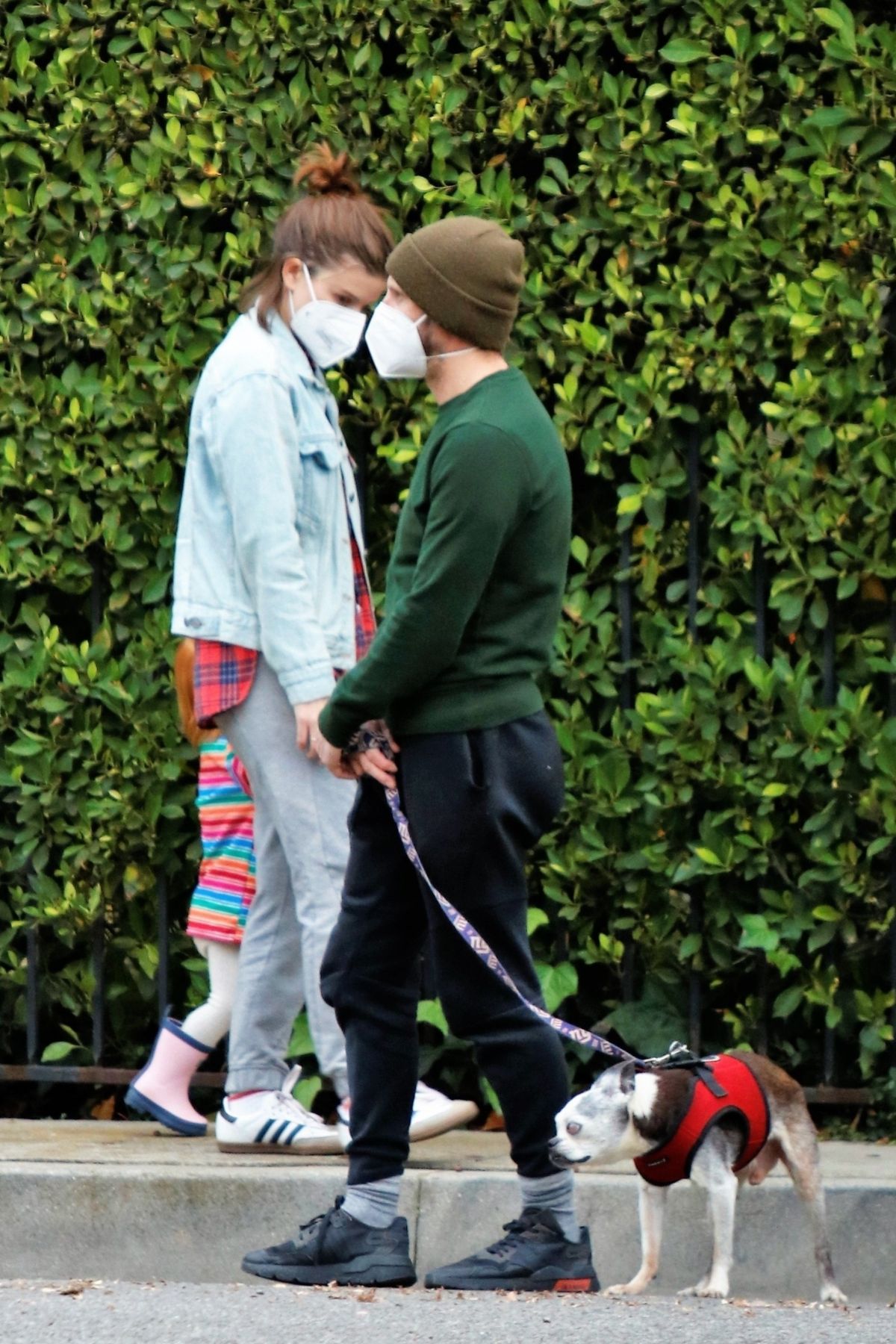 kate-mara-and-jamie-bell-out-at-griffith-park-in-los-feliz-12-30-2020-2.jpg