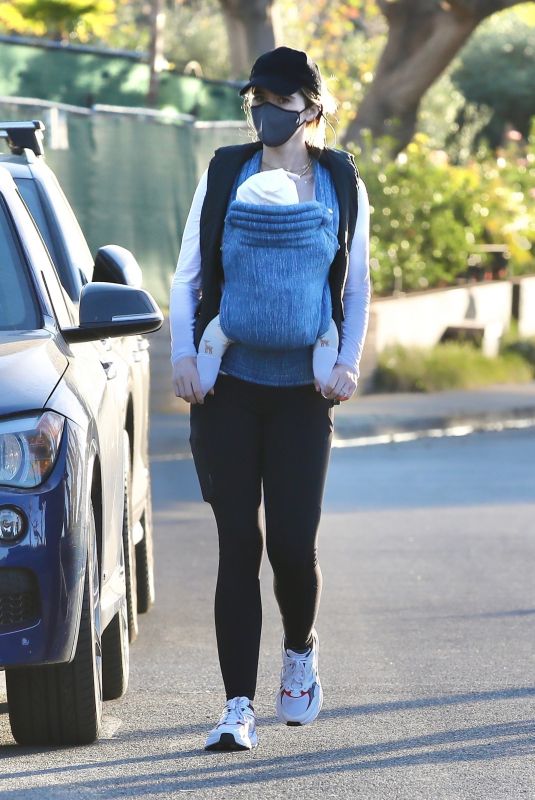 KATHERINE SCHWARZENEGGER Out in Santa Monica 01/21/2021