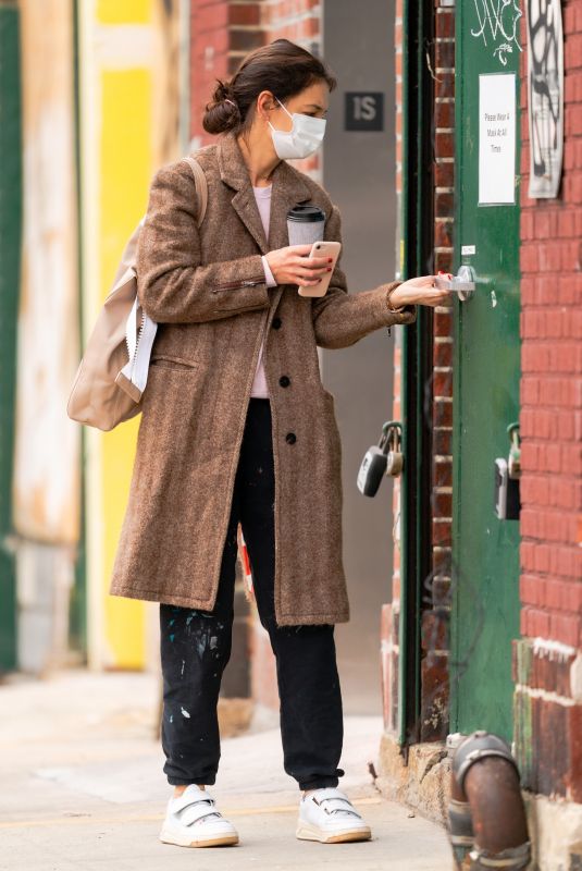 KATIE HOLMES Heading to an Art Studio in New York 01/05/2021