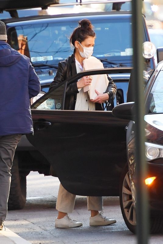 KATIE HOLMES Out in New York 01/07/2021