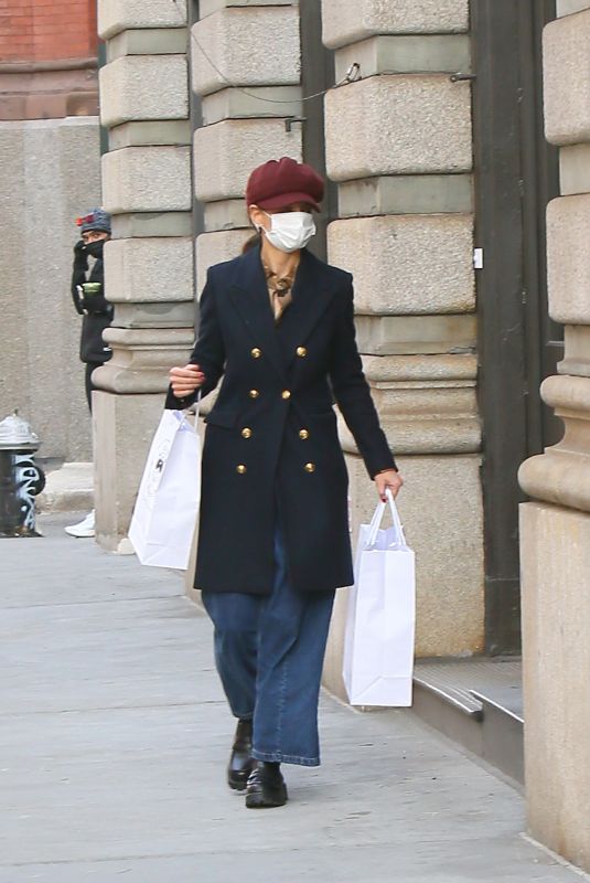 KATIE HOLMES Shopping at Santa Maria Novella in New York 01/25/2021