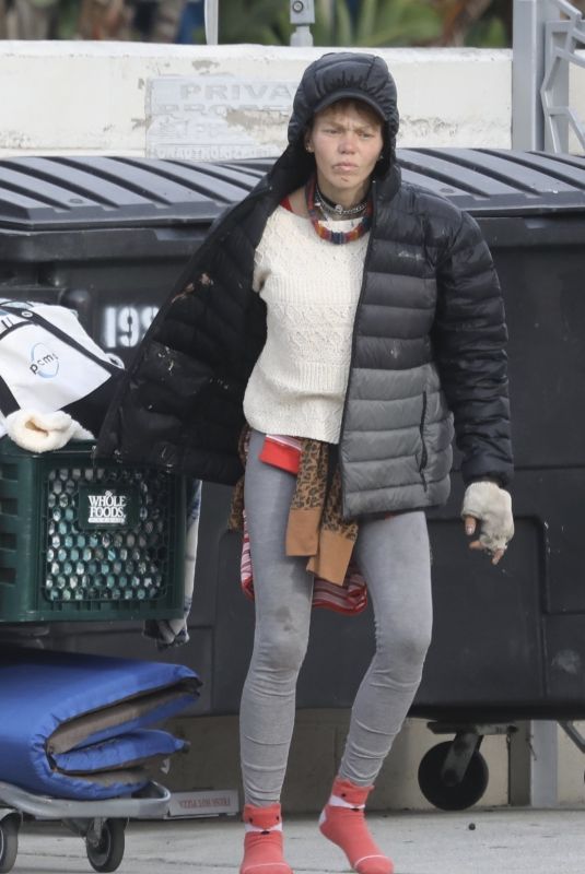 LONI WILLISON Digging Through Dumpsters in Venice Beach 01/12/2021