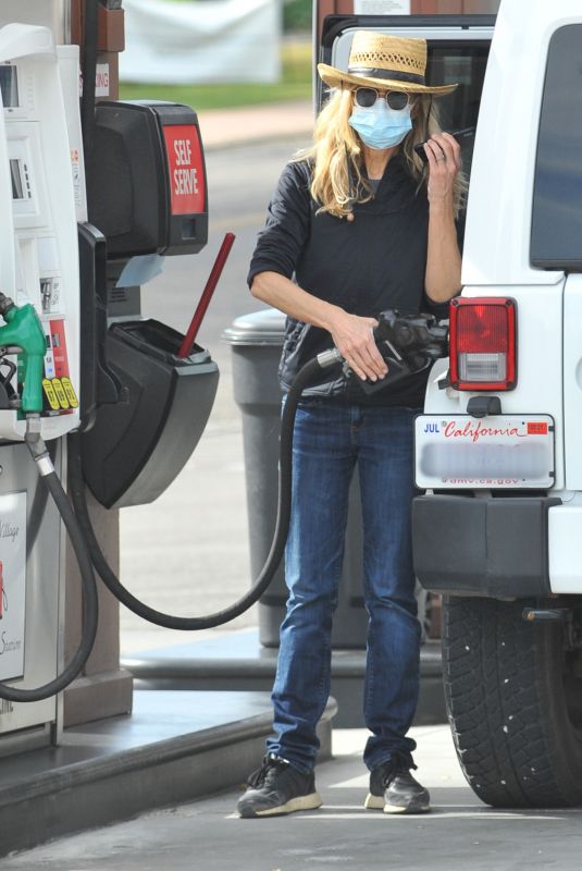 MAG RYAN at a Gas Station in Los Angeles 01/12/2021