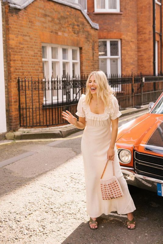 MOLLIE KING - Instagram Photos 01/04/2021