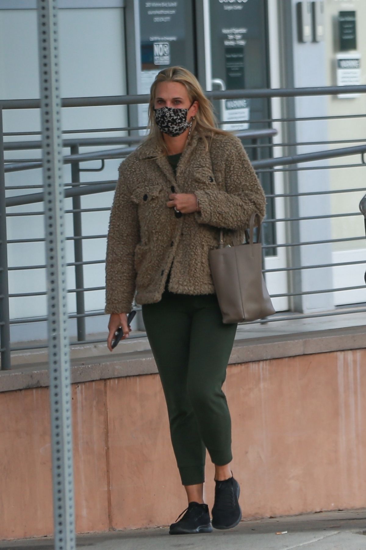 molly-sims-waring-a-face-mask-out-in-santa-monica-01-05-2021-6.jpg