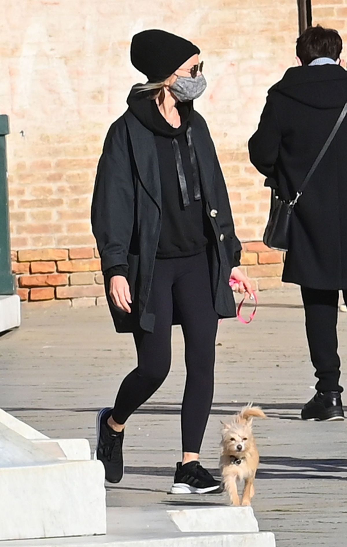 naomi-watts-out-with-her-dog-in-venice-01-08-2021-0.jpg