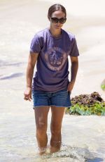 NATALIE PORTMAN Out Seashell Hunting at a Beach in Sydney 01/10/2021