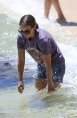 NATALIE PORTMAN Out Seashell Hunting at a Beach in Sydney 01/10/2021