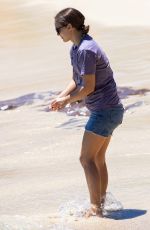 NATALIE PORTMAN Out Seashell Hunting at a Beach in Sydney 01/10/2021