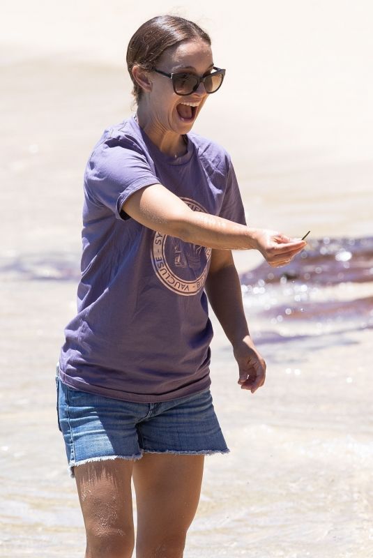 NATALIE PORTMAN Out Seashell Hunting at a Beach in Sydney 01/10/2021