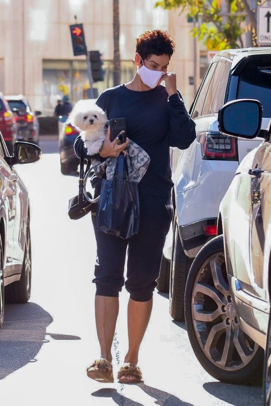 NICOLE MURPHY Out with Her Dog in Los Angeles 01/26/2021