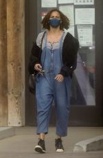 PAULA PATTON Shopping at Vintage Grocers in Malibu 01/08/2021
