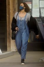 PAULA PATTON Shopping at Vintage Grocers in Malibu 01/08/2021