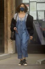PAULA PATTON Shopping at Vintage Grocers in Malibu 01/08/2021