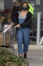 PAULA PATTON Shopping at Vintage Grocers in Malibu 01/08/2021
