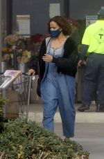 PAULA PATTON Shopping at Vintage Grocers in Malibu 01/08/2021