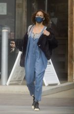 PAULA PATTON Shopping at Vintage Grocers in Malibu 01/08/2021
