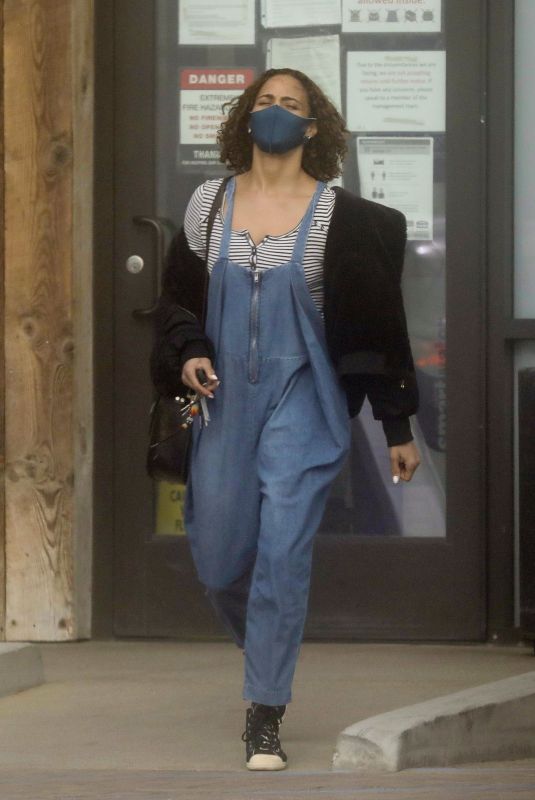 PAULA PATTON Shopping at Vintage Grocers in Malibu 01/08/2021
