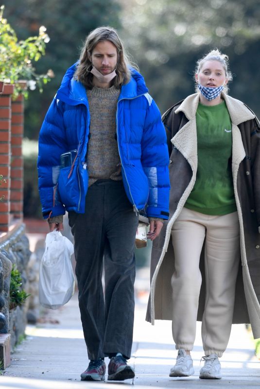 Pregnant ELSA HOSK and Tom Daly Out for Breakfast in Pasadena 01/24/2021