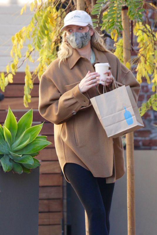 Pregnant ELSA HOSK at Blue Bottle Coffee in Studio City 01/01/2021