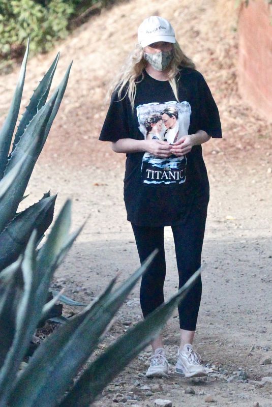 Pregnant ELSA HOSK Out Hiking in Los Angeles 01/02/2021