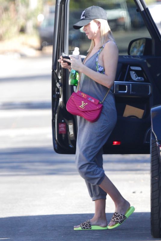 Pregnant LALA KENT at a Pressed Juice in Los Angeles 01/15/2021